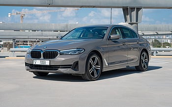 BMW 520i (Серый), 2021 для аренды в Абу-Даби
