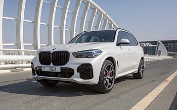 BMW X5 40iM (Белый), 2023 для аренды в Шарджа