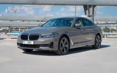 إيجار BMW 520i (اللون الرمادي), 2021 في الشارقة