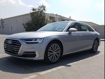 Audi A8 55TFSI (Серебро), 2019 для аренды в Дубай