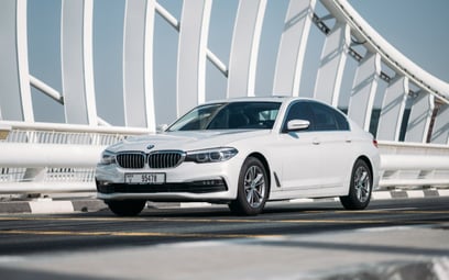 إيجار BMW 520i (أبيض), 2020 في الشارقة