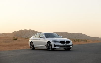 إيجار BMW 520i (أبيض), 2023 في أبو ظبي