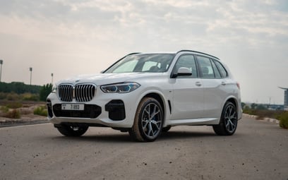 إيجار BMW X5 (أبيض), 2023 في أبو ظبي