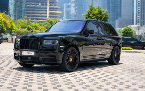 Rolls Royce Cullinan à louer à Abu Dhabi
