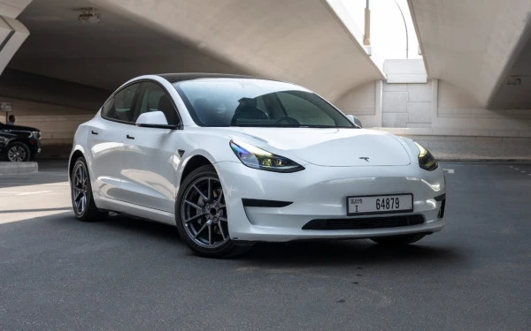 Tesla Model 3 para alquiler en Dubái