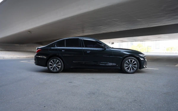 BMW 318i (Black), 2025