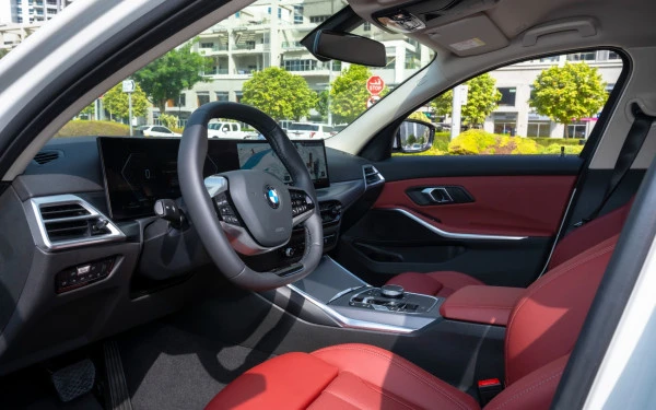 BMW 318i (Black), 2025
