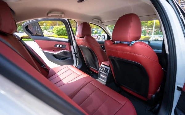 BMW 318i (Black), 2025