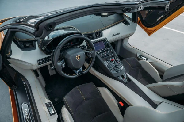 Lamborghini Aventador Roadster (Черный), 2018