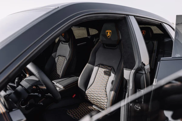 Lamborghini Urus (Schwarz), 2025