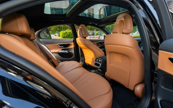 Mercedes E200 (Black), 2025