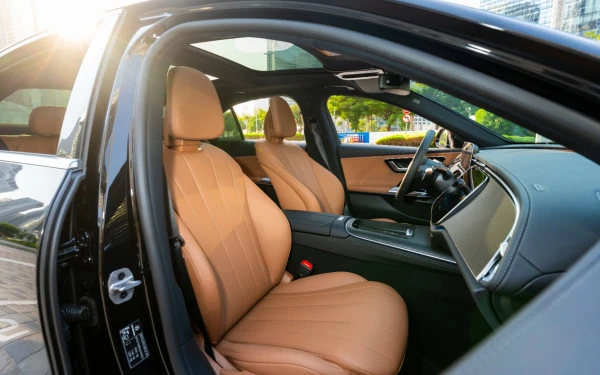 Mercedes E200 (Black), 2025