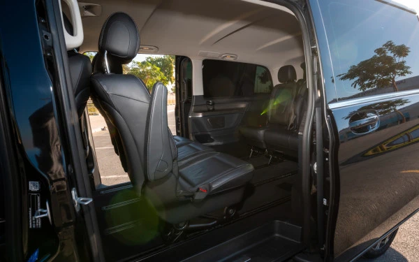 Mercedes V300 Avantgarde Extra Long (Black), 2025