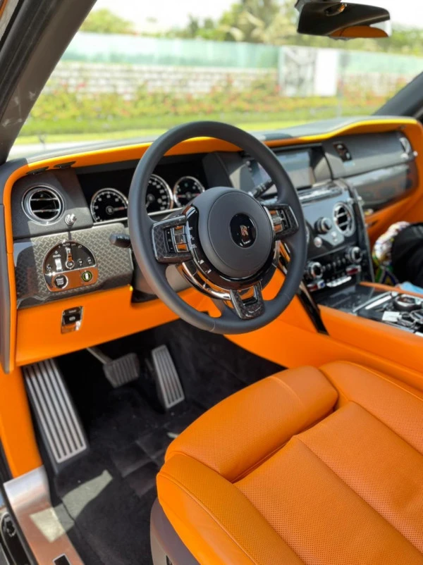 Rolls Royce Cullinan Black Badge (Black), 2021