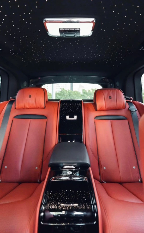 Rolls Royce Cullinan (Nero), 2021