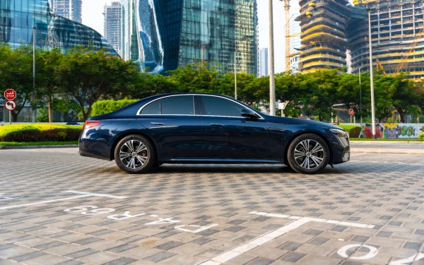 Mercedes E200 (Azul), 2025