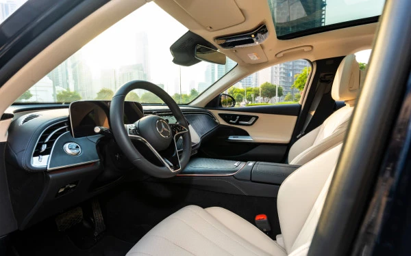 Mercedes E200 (Azul), 2025