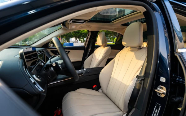 Mercedes E200 (Azul), 2025