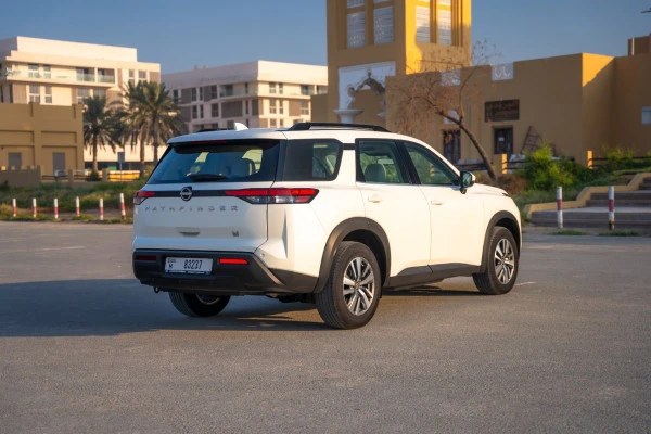 Nissan Pathfinder (Pearl White), 2025
