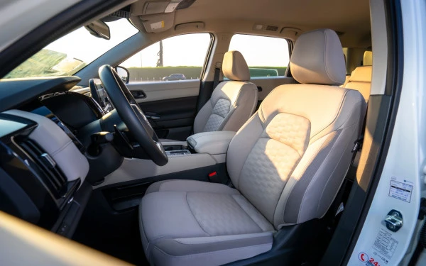 Nissan Pathfinder (Pearl White), 2025