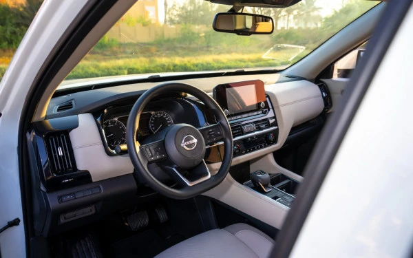 Nissan Pathfinder (Pearl White), 2025