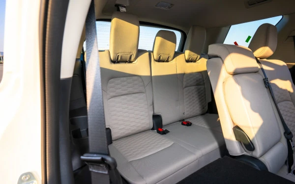 Nissan Pathfinder (Pearl White), 2025