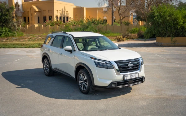 Nissan Pathfinder (Perlweiss), 2025