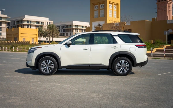 Nissan Pathfinder (Perlweiss), 2025