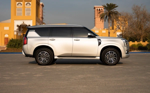 Nissan Patrol Platinum V6 (Silber), 2025