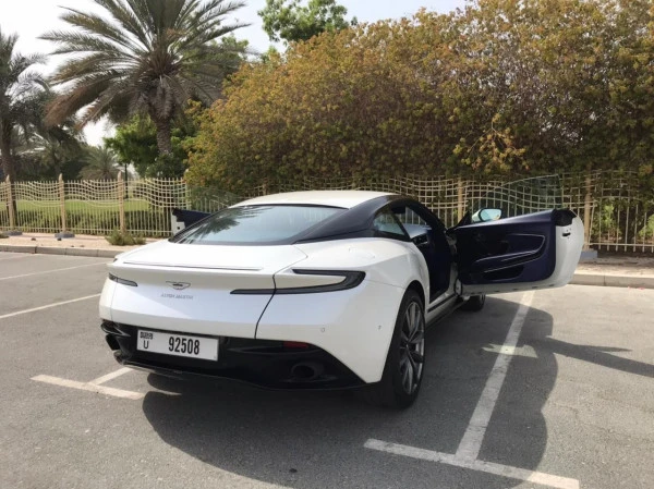 Aston Martin DB11 (Белый), 2018