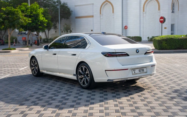 BMW 735i (White), 2025