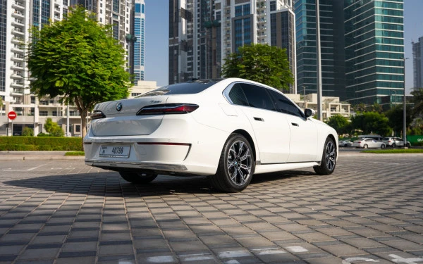 BMW 735i (White), 2025