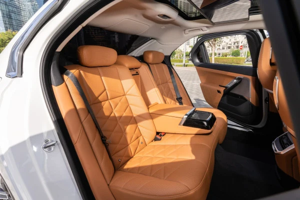 BMW 735i (White), 2025