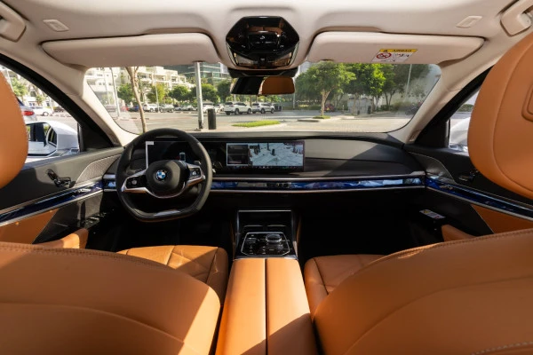 BMW 735i (White), 2025