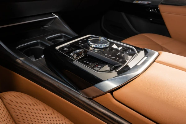 BMW 735i (White), 2025