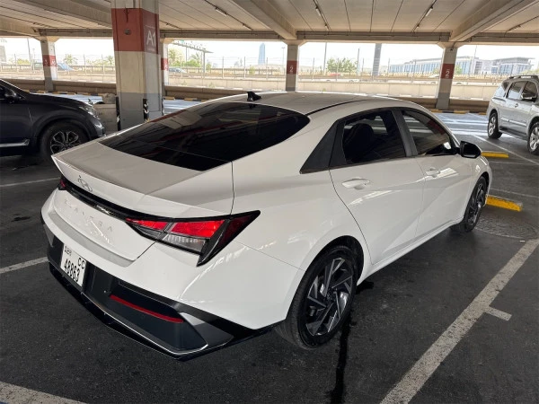 Hyundai Elantra (Blanc), 2024