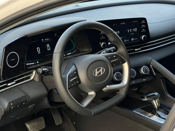 Hyundai Elantra (Blanc), 2024
