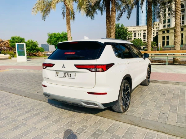 Mitsubishi Outlander (Белый), 2024