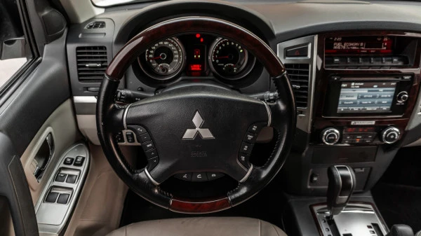 Mitsubishi Pajero (White), 2022