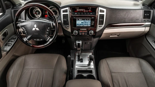 Mitsubishi Pajero (White), 2022