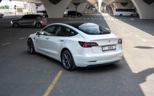Tesla Model 3 (Blanco), 2023
