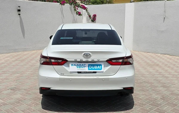 Toyota Camry (Blanco), 2024