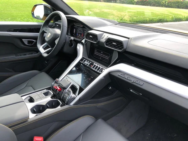 Lamborghini Urus (Yellow), 2019