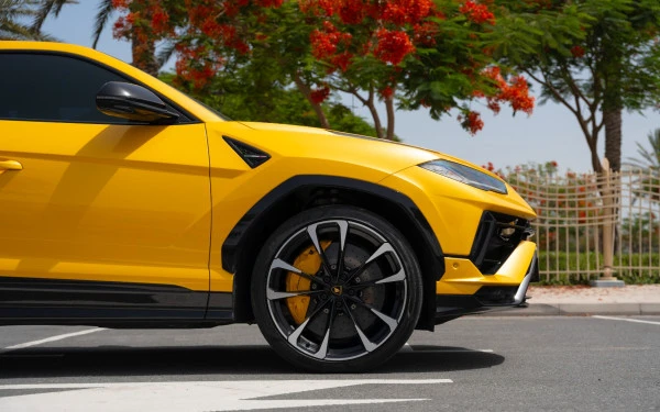 Lamborghini Urus (Yellow), 2023