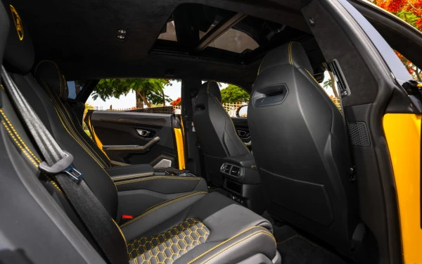 Lamborghini Urus (Yellow), 2023