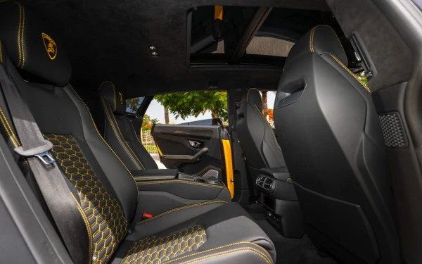 Lamborghini Urus (Yellow), 2023